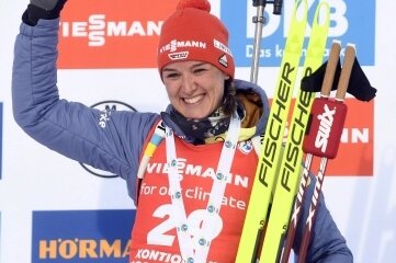 Empfang für  Teilnehmer an Winterspielen in Peking - Denise Herrmann winkte nach ihrem Sprintsieg dem Publikum vom obersten Podest. 