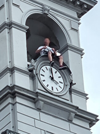 Empörung nach Vorfall bei Sperkenfest: Mann turnt auf Rathaus-Turm herum - Gefährlicher Zwischenfall beim Sperkenfest. Folgen daraus Konsequenzen für die Zukunft?