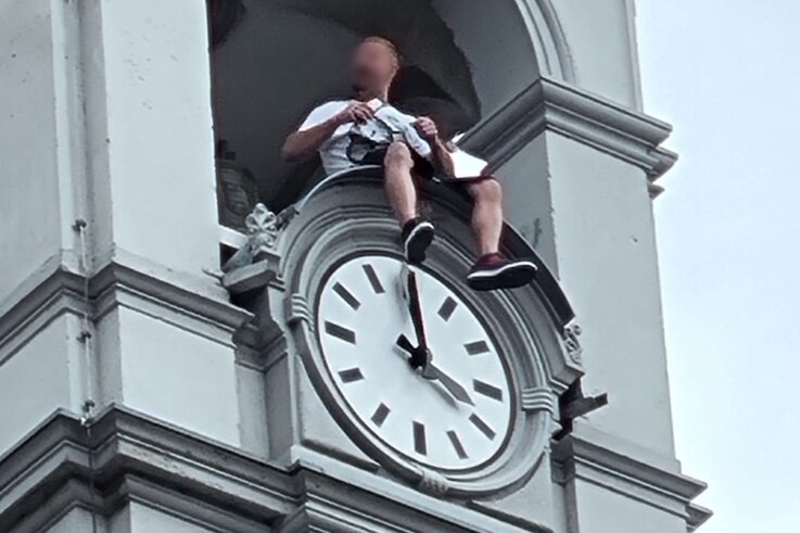 Empörung nach Vorfall beim Oelsnitzer Sperkenfest - Ein Mann setzte sich beim Sperkenfest Sonntagnachmittag auf die Uhr des Oelsnitzer Rathausturms. OB Mario Horn (CDU) reagierte empört. 