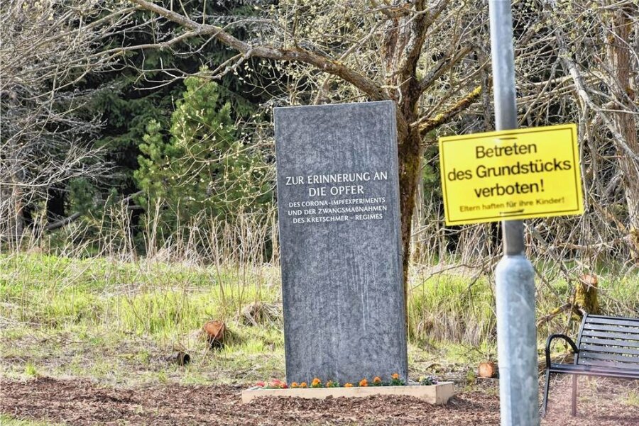 Empörung über "Corona-Denkmal" im Osterzgebirge: Polizei will einschreiten, kann aber vorerst nicht - Von Rechtsextremen auf einem Privatgrundstück direkt neben einem öffentlichen Wanderweg errichtet: der "Gedenkstein" für die "Opfer" der Coronamaßnahmen in Zinnwald.