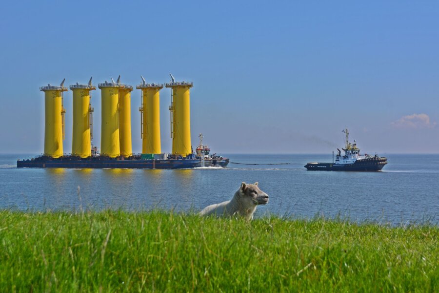 EnBW startet mit Bau von XXL-Windpark in Nordsee - Die sogenannten Transition Pieces für den Offshore-Windpark "He Dreiht" werden bereits transportiert.