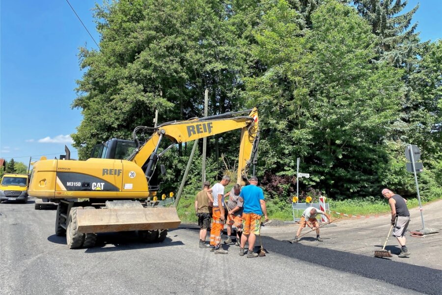 Ende der Baustelle: Bei Lunzenau soll der Verkehr wieder rollen - Mitarbeiter der beauftragten Baufirma Mitte Juni bei Arbeiten nahe der Kindertagesstätte Elsdorf.