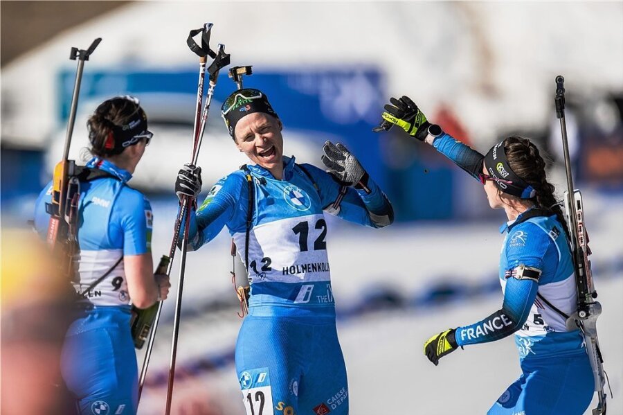 Das war's: Die Französin Anais Bescond (Nr. 12) absolvierte beim Massenstart in Oslo ihren letzten Biathlonwettkampf und wurde im Ziel von ihren Teamgefährtinnen Anais Chevalier-Bouchet (r.) und Julia Simon (l.) empfangen.Ihren ersten Weltcupeinsatz hatte Bescond 2007 als 19-Jährige.