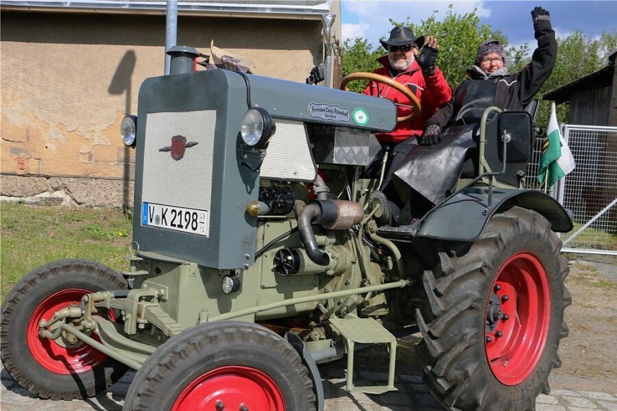 Klaus Krause und Helga Ketzel winken auf ihrem Traktor der Marke Lanz Hermann. Sie waren aus Bad Elster angereist und hatten damit die weiteste Anreise aller Teilnehmer in Geilsdorf. 