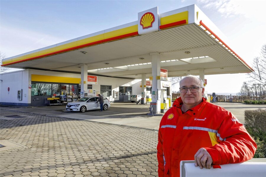 Ende einer Ära: Am Badberg in Hohenstein-Ernstthal kann nur noch bis zum Jahresende bei Shell getankt werden - Über 30 Jahre hat Reinhard Krebs gemeinsam mit seiner Frau Petra die Shell-Tankstelle am Badberg betrieben. Zum Jahresende gibt er die Tankstelle ab und geht in den Ruhestand.