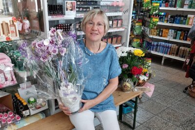 Ende einer Ära in Neuhausen: Rita Thiel geht in den Ruhestand - Rita Thiel hat ihr Geschäft in Neuhausen aufgegeben. Zum Abschied erhielt sie von treuen Kunden Blumen und Geschenke.