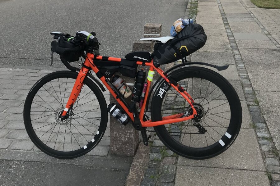 Ende einer Tour durch Europa - Diebe stehlen Fahrrad - Dieses Rennrad wurde dem Reisenden am Donnerstag in Oberwiesenthal gestohlen. 
