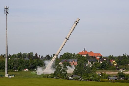 Ende eines Beton-Kolosses: Schornstein in Burgstädt gesprengt - 