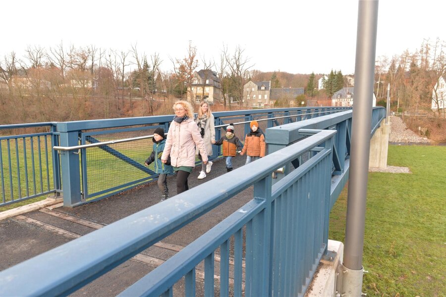 Endlich barrierefrei: Flöha hat seine Stegbrücke zurück - Die Stegbrücke in Flöha verbindet Lessing- und Dresdner Straße und erspart den Fußgängern große Umwege.