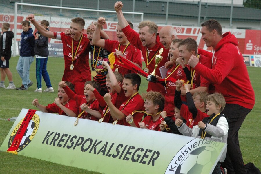 Endlich etwas in den Händen: Rochlitzer Juniorenteams gewinnen gleich zwei Pokalendspiele - Nachdem es in der Halle und in der Punktspielrunde nicht mit einem Titel geklappt hat, gewannen die Rochlitzer D-Junioren das Kreispokalfinale gegen Germania Mittweida II mit 4:2.