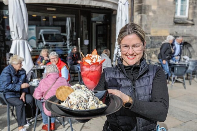 Endlich Frühling in Chemnitz: Was kostet die Kugel Eis? - Karina Ortmayer von der Eisdiele "Gelato Valentino" am Chemnitzer Markt hatte am Freitag gut zu tun. Die Cafés und Eisdielen waren voll. Und wem eine Kugel zu wenig ist, bestellt eben gleich einen ganzen Eisbecher.