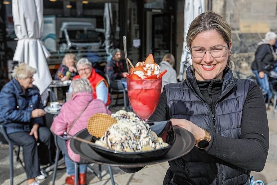 Endlich Frühling in Chemnitz: Was kostet die Kugel Eis? - Karina Ortmayer von der Eisdiele "Gelato Valentino" am Chemnitzer Markt hatte am Freitag gut zu tun. Die Cafés und Eisdielen waren voll. Und wem eine Kugel zu wenig ist, bestellt eben gleich einen ganzen Eisbecher.