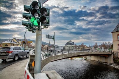Endlich Grün: Neue Zschopau-Brücke in Flöha befahrbar - Grünes Licht für den Verkehr über die neue Brücke. Damit dürfte sich die Verkehrslage in Flöha entspannen. 
