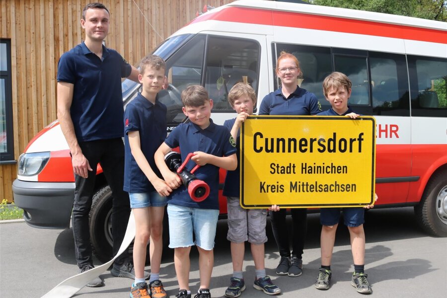 Endlich! In Cunnersdorf ist das neue Feuerwehrgerätehaus eingeweiht worden - Die Mitglieder der Jugendfeuerwehr um ihre beiden Chefs Lena Winkler (2.v.r.) und Benjamin Kupey (l.). Am 25. Mai wurde das neue Gerätehauses der Freiwilligen Feuerwehr Cunnersdorf eingeweiht.
