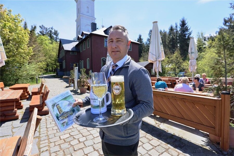 Endlich mehr Freiheiten: Wie das Erzgebirge ab Mittwoch lockert - Endlich: Gaston Deckert darf im Biergarten am Berghotel und Panorama-Restaurant Pöhlberg in Annaberg-Buchholz wieder Gäste begrüßen. Und die freuen sich. 