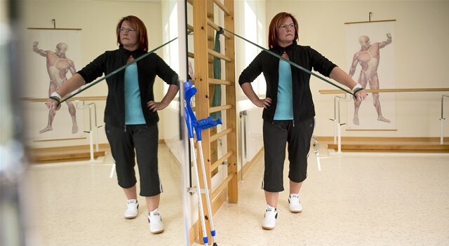 Endlich schmerzfrei - Patientin Peggy Dodt macht Reha-Übungen, damit sie lernt, mit ihrem künstlichen Hüftgelenk zurechtzukommen