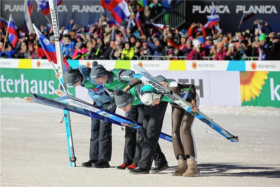 Endlich Spaß für die Slowenen - Ende gut, alle gut? Sloweniens Skispringer Lovro Kos, Ziga Jelar, Timi Zajc und Anze Lanisek (v. l.) verneigen sich vor dem Heimpublikum. 