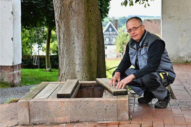 Endlich Trinkwasser aus dem Netz: Brunnendörfer bei Rochlitz werden angeschlossen - Achim Günzel aus Pürsten, hier vor einigen Monaten am Brunnen auf seinem Grundstück in Pürsten. Der 19 Meter tiefe Brunnen, der bislang zur Wasserversorgung diente, stammt wahrscheinlich aus der Bauzeit des Gehöfts in den 1840er-Jahren. Künftig kommt das Wasser zum Trinken und Waschen aus dem zentralen Netz. 