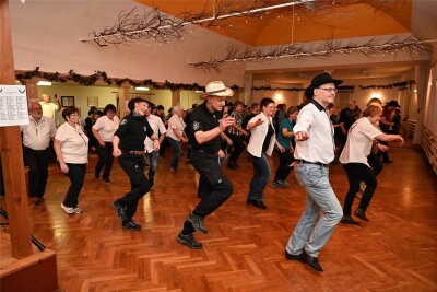 Endlich wieder Line Dance: Verein aus Penig feiert mit mehr als 100 Tänzerinnen und Tänzern - Tempo und Tanzfreude standen beim Line Dance-Abend in Langenleuba-Oberhain im Mittelpunkt.