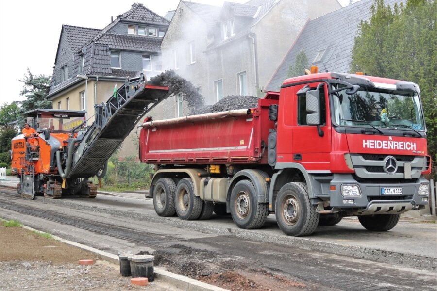 Endspurt auf der gesperrten B 173 in Flöha: Straßenbauamt warnt Autofahrer vor Fahren in die Baustelle - Bei der Sanierung der B 173 in Flöha wurde am 4. August 2023 auf dem letzten Abschnitt der alte Asphalt abgefräst.