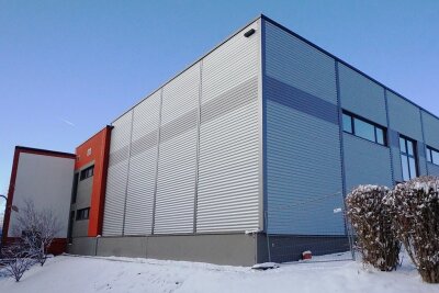 Endspurt auf der Turnhallen-Baustelle in Schöneck - Moderner Außenauftritt: Die neue Halle wurde als Anbau an die bestehenden Gebäude errichtet.