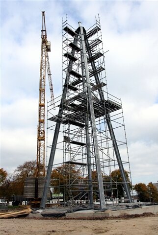 Endspurt bei der Jagd nach Rekorden - Das Gestell für die 26 Meter hohe Pyramide in Johanngeorgenstadt steht bereits.