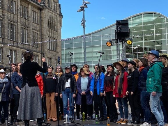 Die Tuesday Singers hatten für den Auftritt auf dem Hutfestival auf die Teilnahme beim Chorfest in Leipzig verzichtet. Der Frauenchor enterte am Mittag die Sombrero-Bühne vor dem Rathaus.