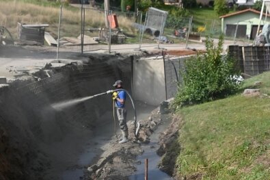 Endspurt für Kreisstraßenbau eingeläutet - In Frankenau wird eine Stützmauer errichtet. Aktuell wird die Baugrube mit Spritzbeton gesichert, um weiterbauen zu können. 