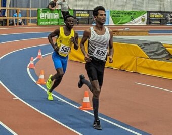 Endspurt um die Olympia-Qualifikation - Hätte Eyob Berhe Solomun (r.) das Rennen über die 3000 Meter beendet, wäre er auf dem 6. Platz in unter 9 Minuten gelandet. 