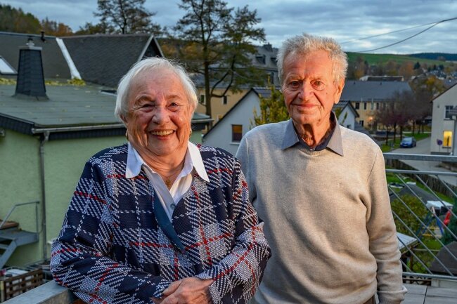 In zweimal 90 Jahren genug erlebt für einen Roman. Annemarie und Karl-Heinz Krause auf dem Balkon ihres Hauses in Thum. 