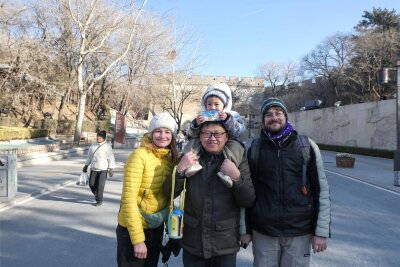 Endstation Peking: Freiberger erreicht nach 13 Tagen Reise sein Ziel - Der Freiberger Christian Mädler (r.) und seine Schwester Susann sind in Peking angekommen. Dort traf Mädler Wei, den früheren Mitbewohner seiner WG in Freiberg.