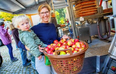 Endstation Saftpresse: Wo die Äpfel ordentlich Druck kriegen - Aus Bockendorf kam Anna von Oer mit ihrem einjährigen Sohn Valentin und etwa 100 Kilogramm Äpfeln nach Flöha.