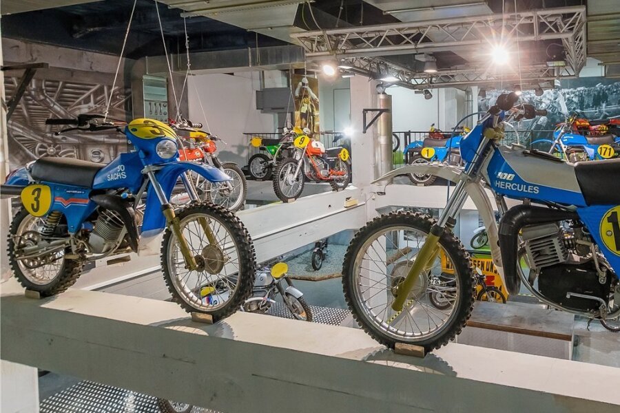 Enduromuseum: Zschopaus neuer Motorsportschatz öffnet Sonntag seine Pforten - Hercules-Werksmotorräder werden auf der zweiten Etage der früheren Diskothek kunstvoll in Szene gesetzt.