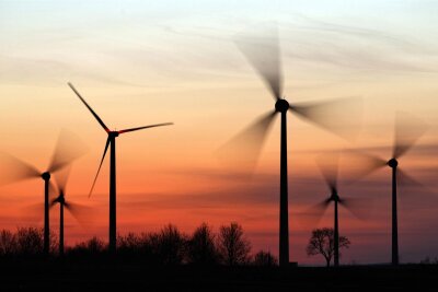 Energie-Forscher: Sachsen braucht fünf neue Windräder – pro Monat - Will Sachsen seine Klimaschutzziele bis 2030 einhalten, bräuchte der Freistaat fünf neue Windräder pro Monat. Auch bei weiteren Aspekten der Energiewende wie Solar-Energie, E-Mobilität und Gebäudesanierung wäre eine deutliche Beschleunigung nötig.