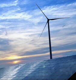 Energie: Landrat holt Akteure an einen Tisch - Fotovoltaik-Anlagen und Windräder könnten bei einer Energiestrategie für Mittelsachsen eine Rolle spielen. 