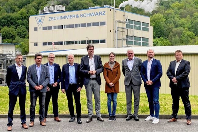 Energiekrise belastet Chemie-Unternehmen in Mohsdorf - Grünen-Politiker Michael Kellner (Bildmitte) hat das Chemieunternehmen Zschimmer & Schwarz in Mohsdorf besucht. 