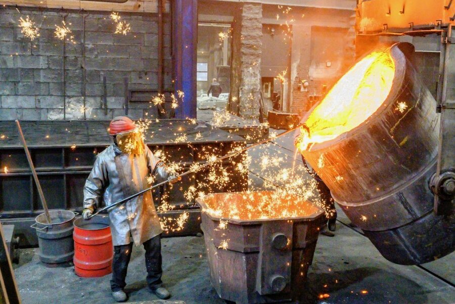 Energiekrise: Lößnitzer Gießerei-Chef nennt seine letzte Option - Gießtag: In dem Feuerwerk aus glühendem Metall steckt Energie aus Gas, Strom und Koks. 
