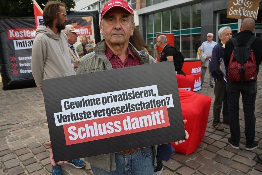 Energiekrise: Protest gegen Politik der Bundesregierung in Chemnitz - Ein Teilnehmer des Linken-Protests gegen steigende Lebenshaltungskosten und Energiepreise am Johannisplatz in Chemnitz.