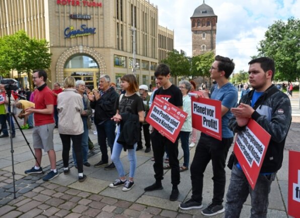 Energiekrise ruft Linke und Gewerkschaften auf den Plan - Protest am Johannisplatz: Die Linken fordern unter anderem, die aktuell hohen Gewinne einiger Stromproduzenten stärker zu besteuern. 