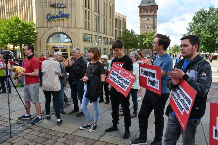Protest am Johannisplatz: Die Linken fordern unter anderem, die aktuell hohen Gewinne einiger Stromproduzenten stärker zu besteuern. 