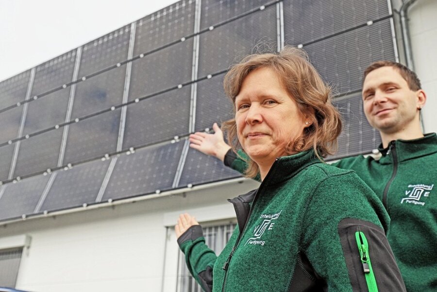 Ramona Eßbach, Geschäftsführerin von Entwicklung und Fertigung Eßbach, und Projektingenieur Matti Kaltofen zeigen die neu installierte Solaranlage an der Südseite des Firmengebäudes.