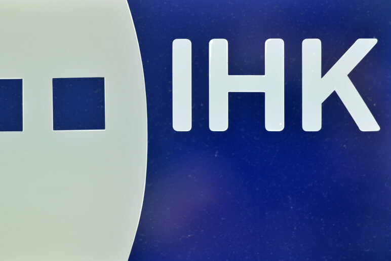  Blick auf das Logo der Industrie und Handelskammer (IHK) Chemnitz. (Archiv)