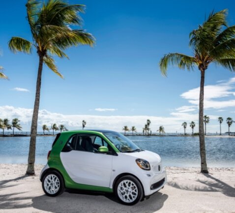 Energieschub für den Bonsai-Benz - Ein Smart Electric Drive unter der amerikanischen Sonne. Dort wird das leise Fahrzeug zur Sicherheit mit einem Soundgenerator ausgeliefert, damit man ihn besser hört. Hierzulande gibt es den Generator mit Aufpreis.