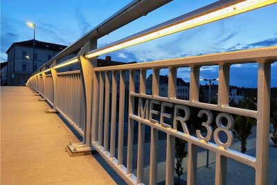 Energiespar-Plan: Wo Meerane die Straßenlampen ausschaltet - Der LED-Handlauf an der Brücke bleibt künftig nachts aus. 