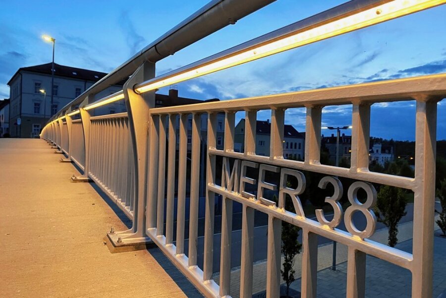 Energiespar-Plan: Wo Meerane die Straßenlampen ausschaltet - Der LED-Handlauf an der Brücke bleibt künftig nachts aus. 