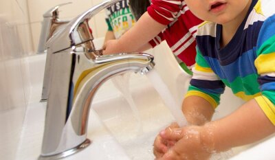 Händewaschen im Kindergarten soll künftig nur noch mit kaltem Wasser möglich sein. 