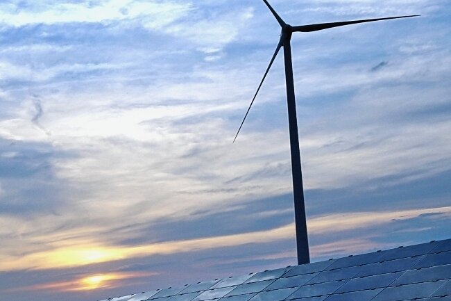 Energiestrategie: Landrat holt Akteure an einen Tisch - Fotovoltaik-Anlagen und Windräder könnten bei einer Energiestrategie für Mittelsachsen eine Rolle spielen. 