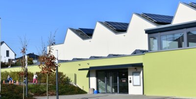 Energietag: Solarzellen und virtuelle Windräder in Oederan - Die Sporthalle an der Frankenberger Straße ist nach Passivhaus-Standard gebaut und verfügt über eine Thermosolaranlage, Wärmerückgewinnung sowie eine 60 Kilowatt-Fotovoltaikanlage. Sie kann beim Tag der erneuerbaren Energien besichtigt werden.