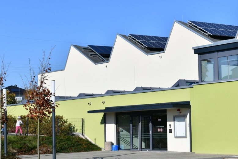 Die Sporthalle an der Frankenberger Straße ist nach Passivhaus-Standard gebaut und verfügt über eine Thermosolaranlage, Wärmerückgewinnung sowie eine 60 Kilowatt-Fotovoltaikanlage. Sie kann beim Tag der erneuerbaren Energien besichtigt werden.