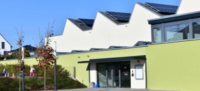 Energietag: Solarzellen und virtuelle Windräder - Die Sporthalle an der Frankenberger Straße ist nach Passivhaus-Standard gebaut und verfügt über eine Thermosolaranlage, Wärmerückgewinnung sowie eine 60 Kilowatt-Fotovoltaikanlage. Sie kann beim Tag der erneuerbaren Energien besichtigt werden.